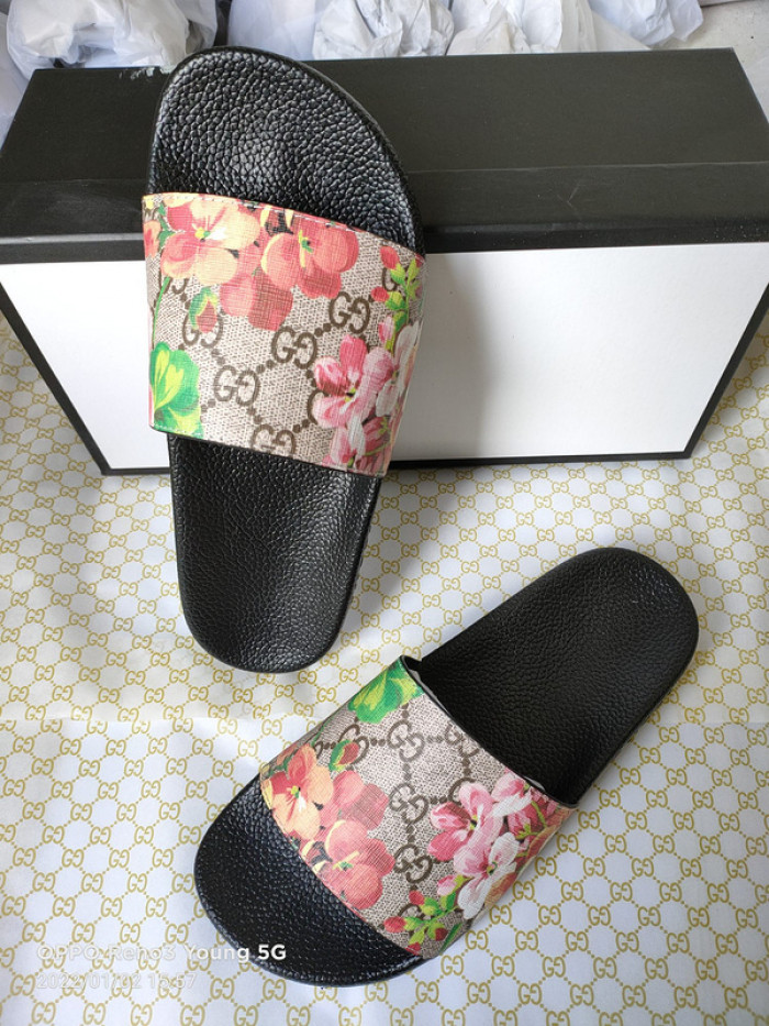 G*u*i slippers