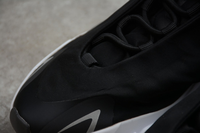 a*d*i*s Y**zy boost 700 mnvn black and white fv4445