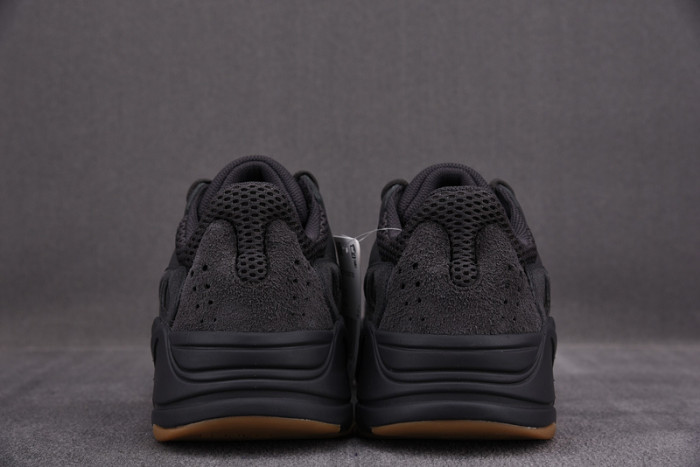 a*d*i*s Y**zy boost 700 utility black fv5304