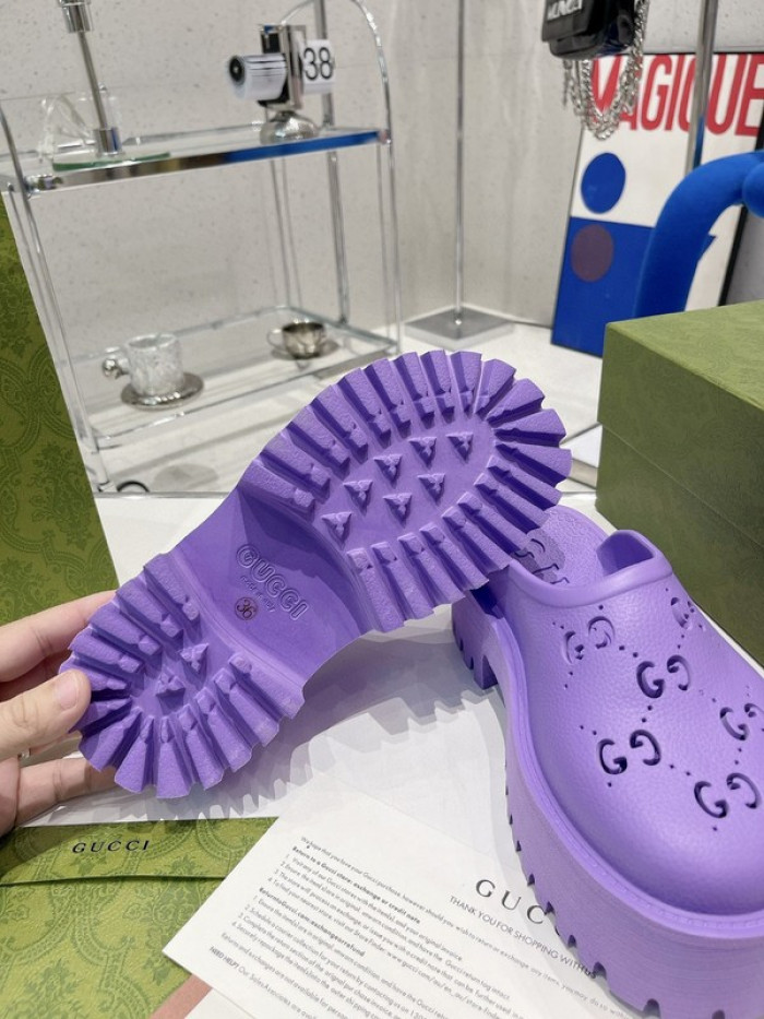G*u*i slippers
