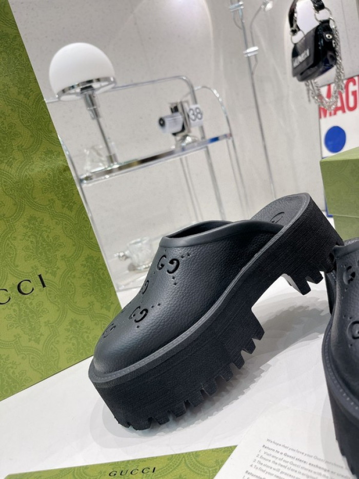 G*u*i slippers
