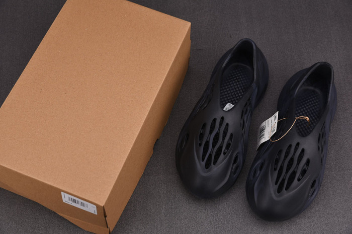 a*d*i*s Y**zy foam rnnr mineral blue gv7903