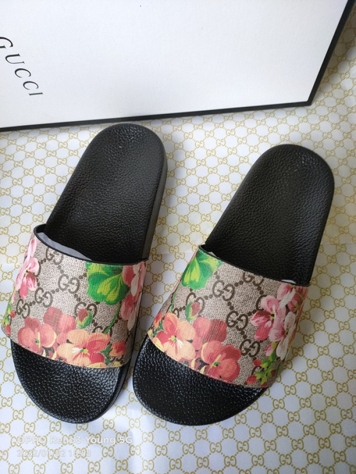 G*u*i slippers