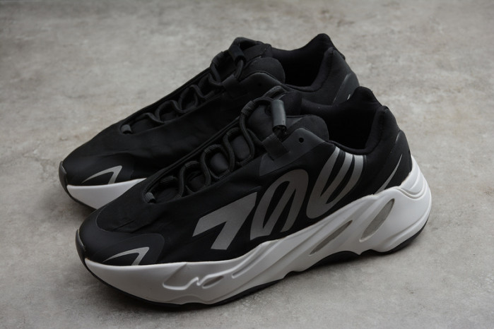 a*d*i*s Y**zy boost 700 mnvn black and white fv4445