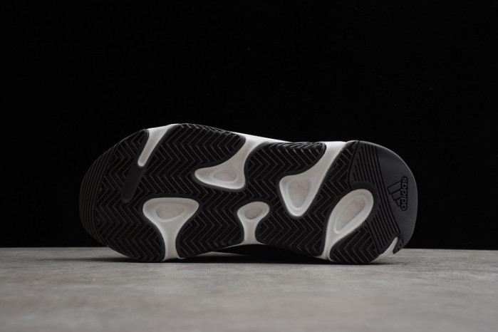 a*d*i*s Y**zy boost 700 mnvn black and white fv4445