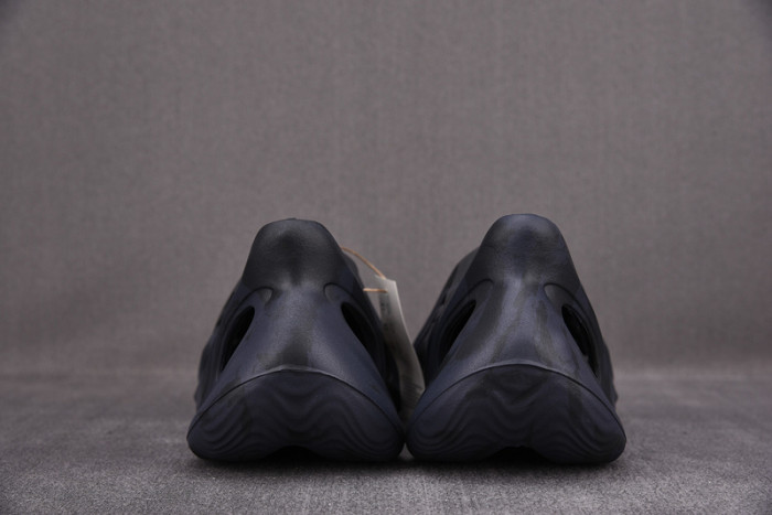 a*d*i*s Y**zy foam rnnr mineral blue gv7903