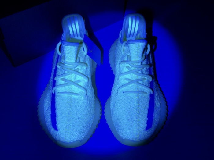 a*d*i*s Y**zy boost 350 v2 “glow in the dark”eg5293