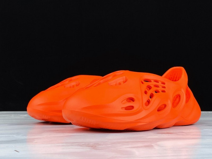 Y**zy foam runner nacarat