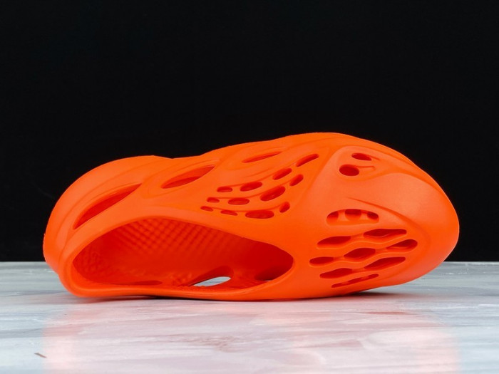 Y**zy foam runner nacarat