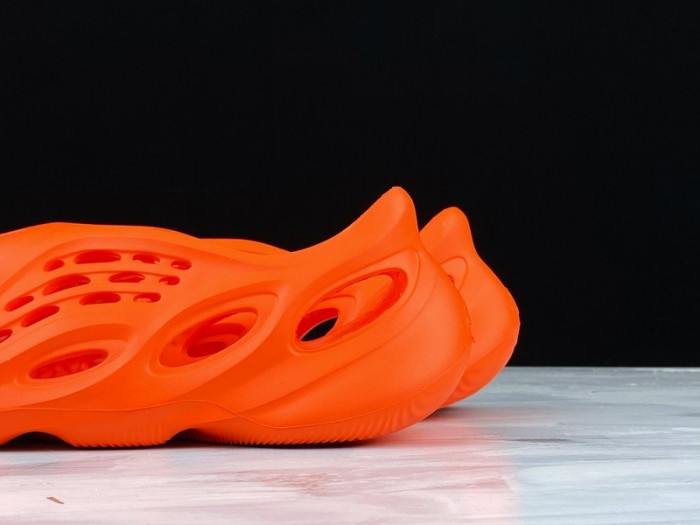 Y**zy foam runner nacarat