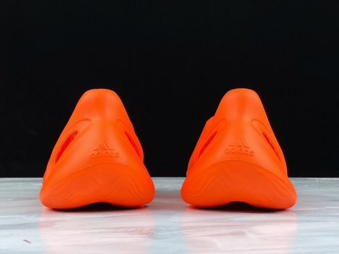 Y**zy foam runner nacarat